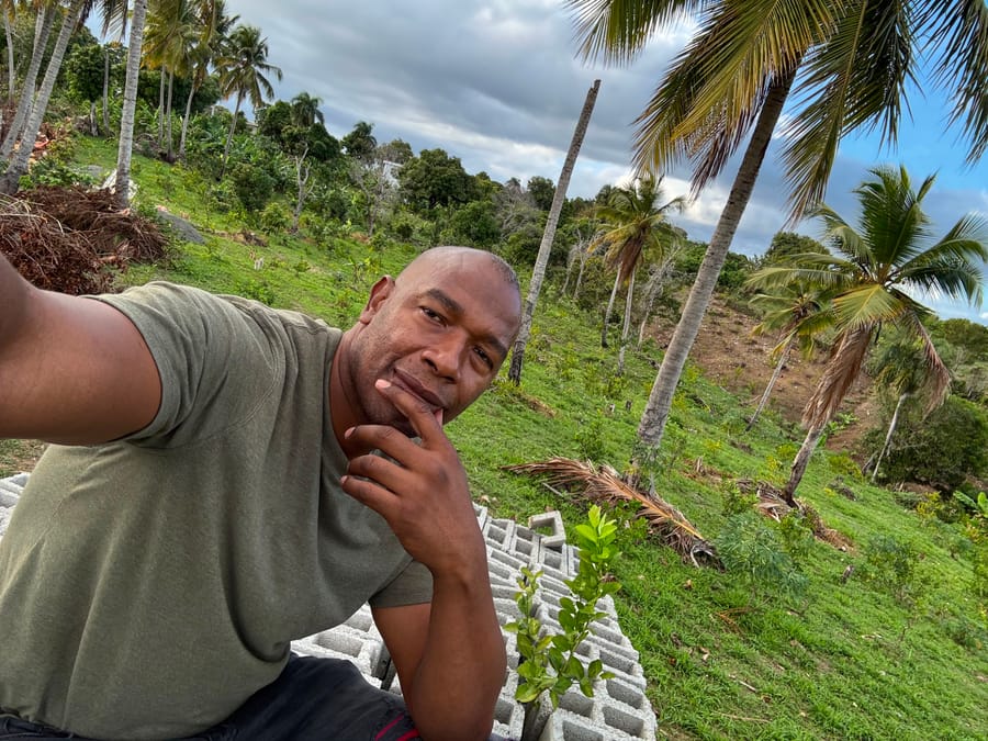 Jhon Rivas Aiken al aire libre entre palmeras