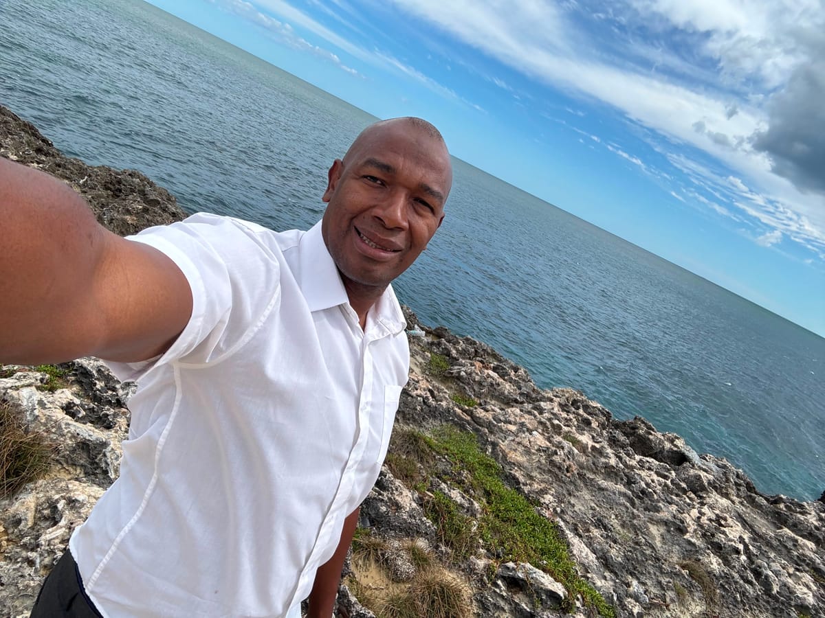 Jhon Rivas Aiken sonriendo frente al mar